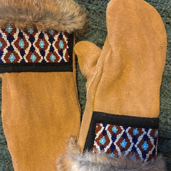 Astis Accessories - RYSY SHORT CUFF MITTEN IN BROWN